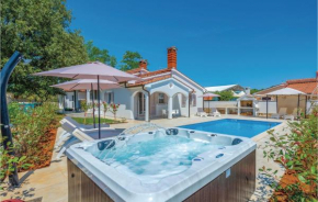 Nice home in Vabriga w/ Outdoor swimming pool, Jacuzzi and Outdoor swimming pool